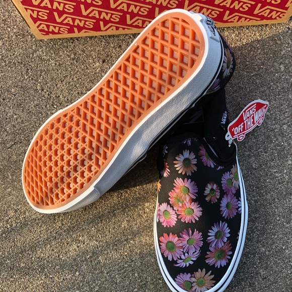 NWT Vans Woman size 8.  Flower canvas shoes.  Perfect for summer. - Picture 7 of 8